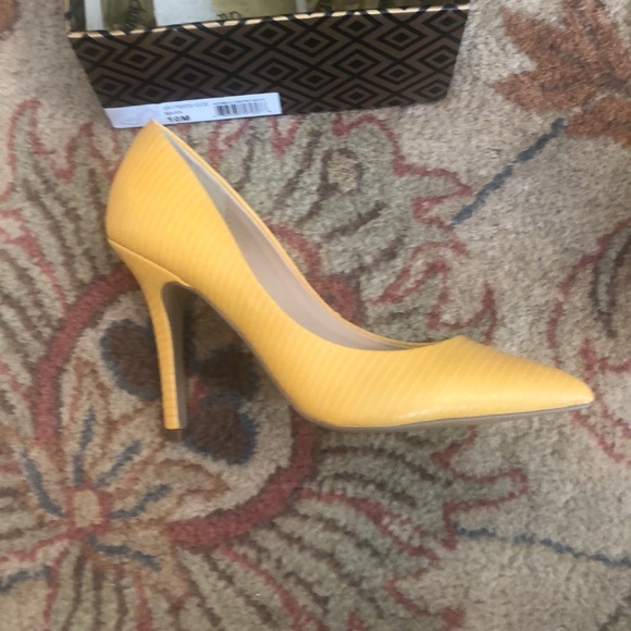 NWOT Charles David Maxx yellow croc embossed pump 3” heel - Picture 2 of 8